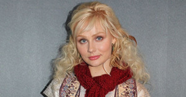 Why Nashville S Clare Bowen Chopped Her Hair E News Canada